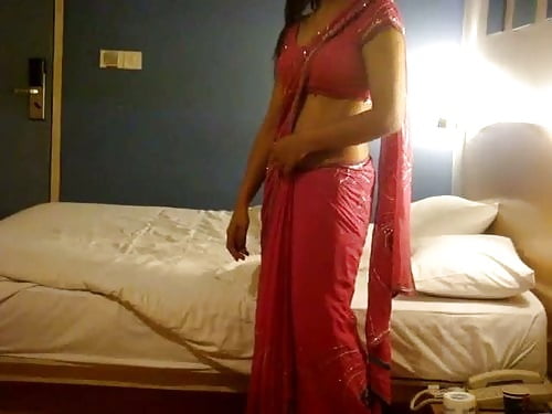 Beautiful girl in saree hd wallpaper-4101