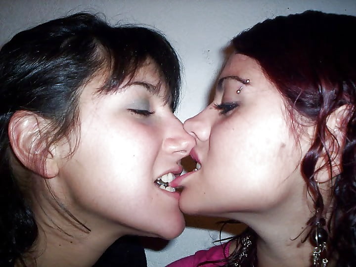 Lesbian Kisses 1 pict gal