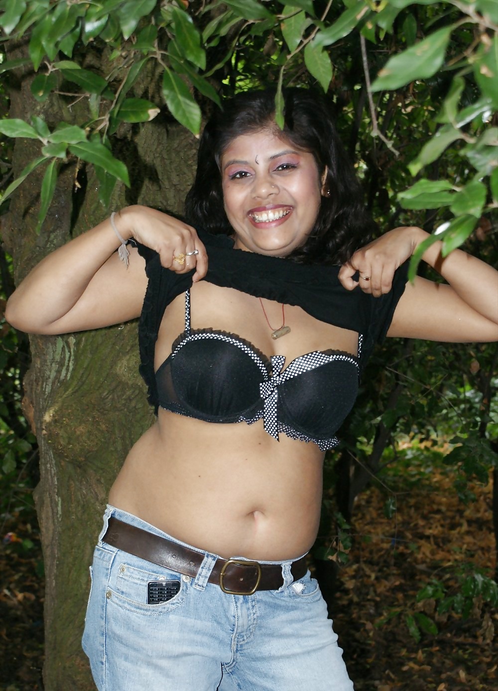 Indian Wife Exposing Outdoor pict gal