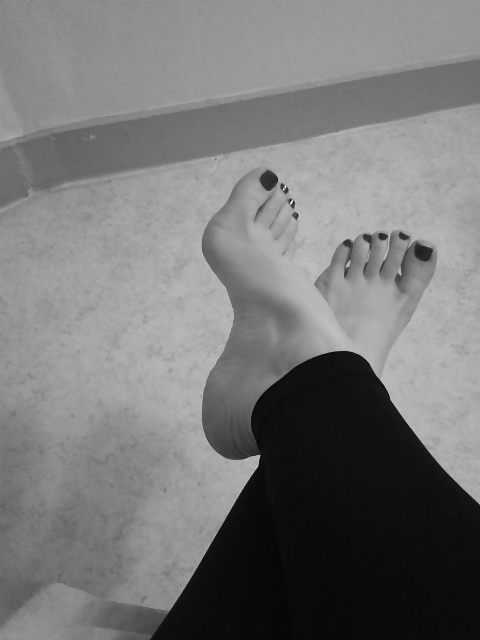 Les pieds de ma soumise Ema pict gal