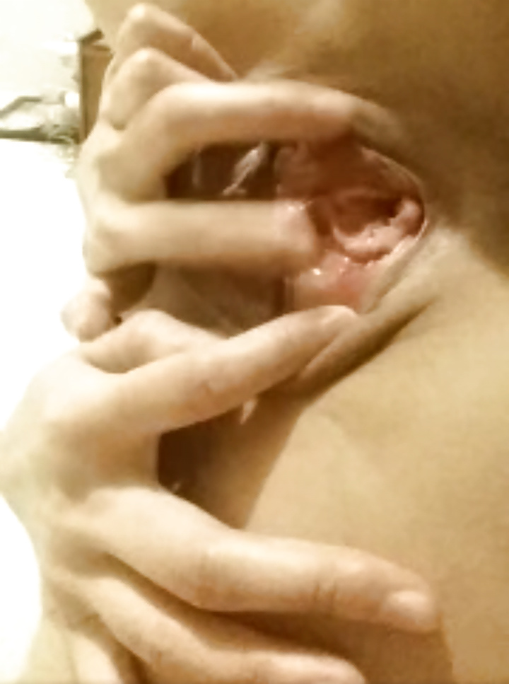 showing me her wet asian pussy pict gal