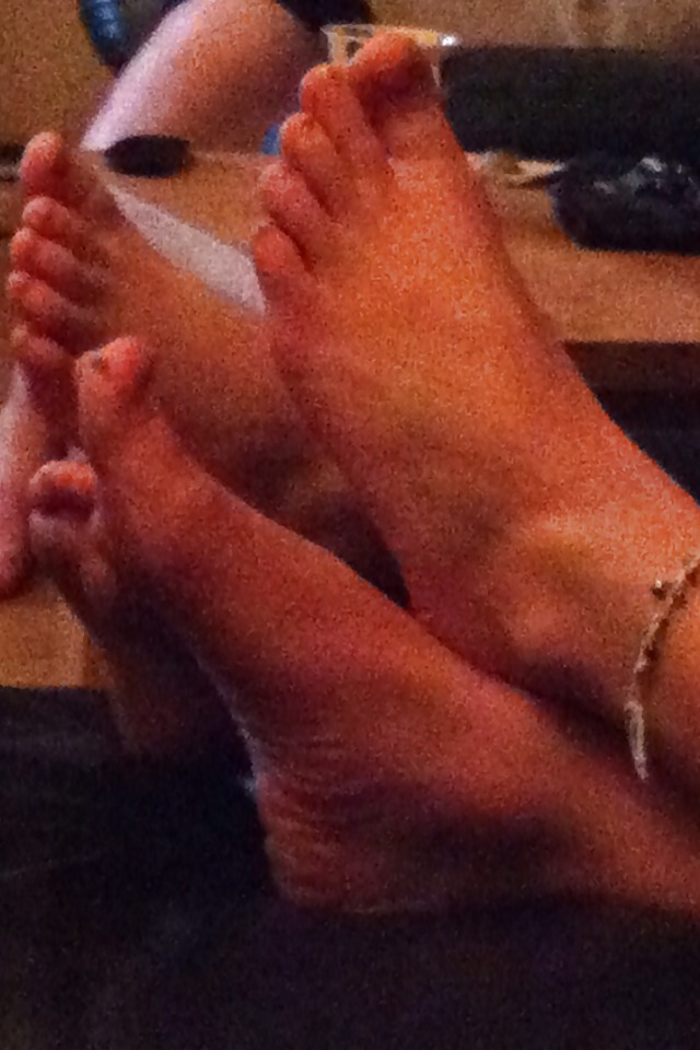 Cumming on pictures of my sisters feet. 