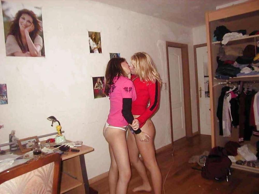 kissing girls 2 pict gal