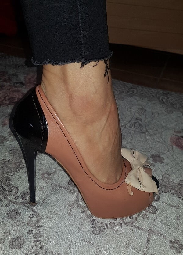 Turkish milfs showing off their sexy shoes and clothes - 224 Photos 