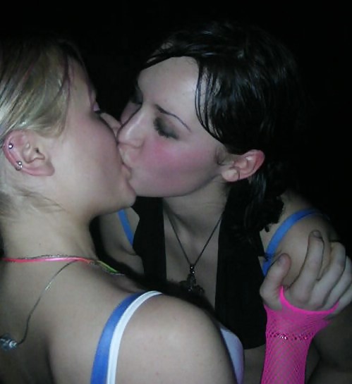 Kissing Girls pict gal