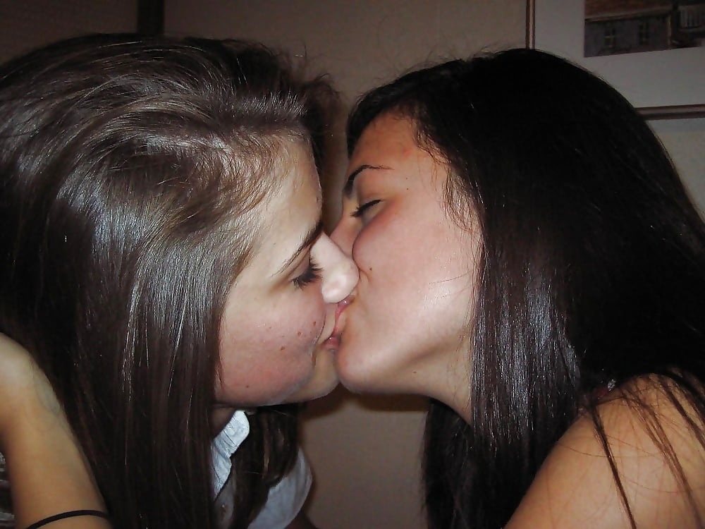 Lesbian Kisses 1 pict gal