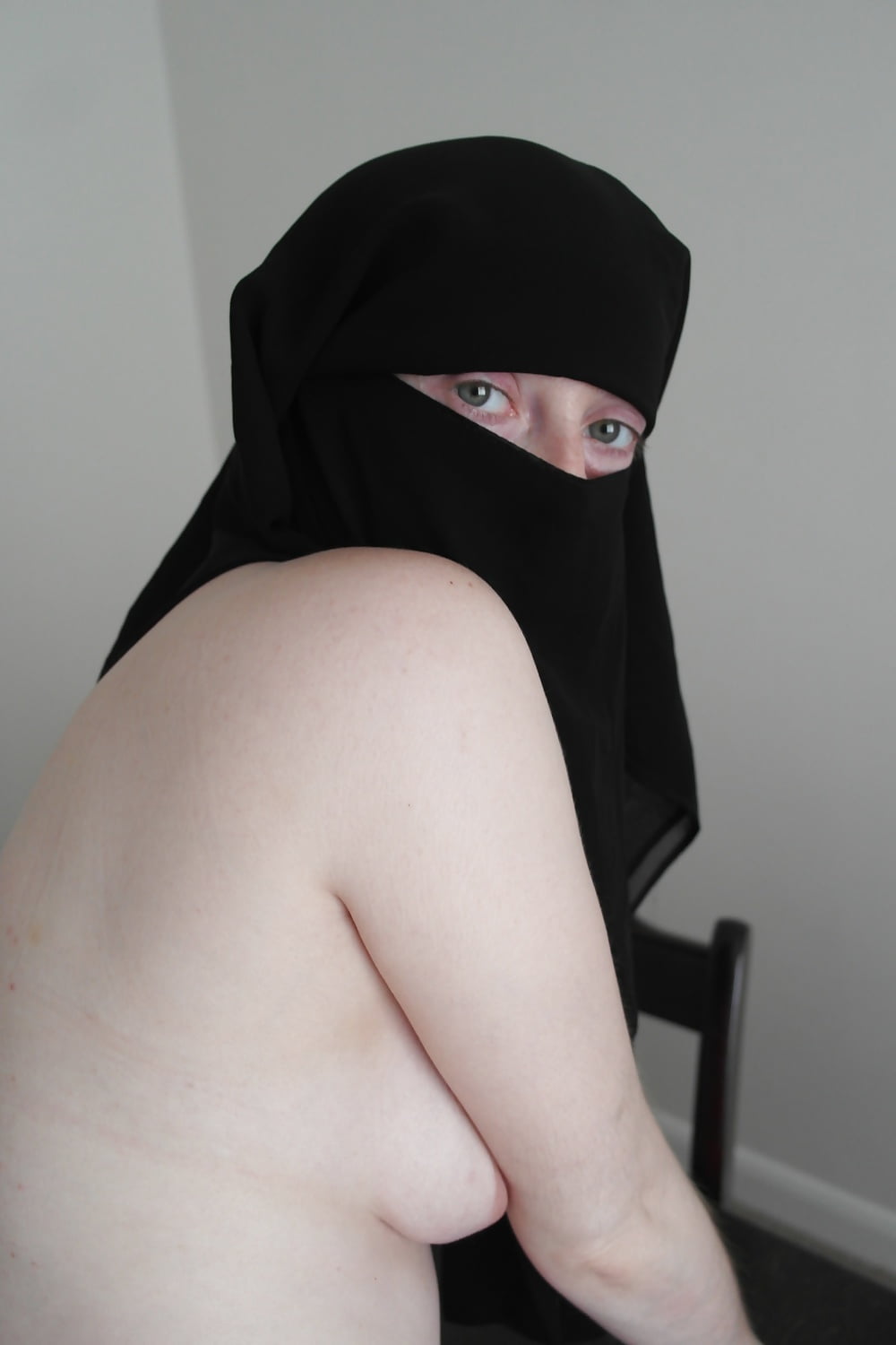 Niqab Wife Posing Nude In Strappy High Heels