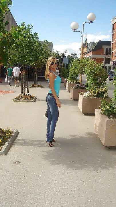 Hot blonde MILF facebook pict gal