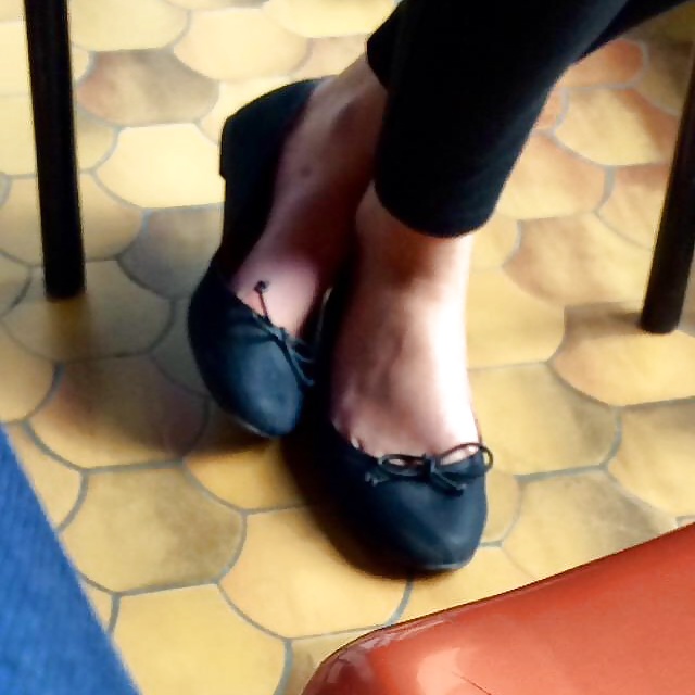 Beautiful Italian girl's feet pict gal