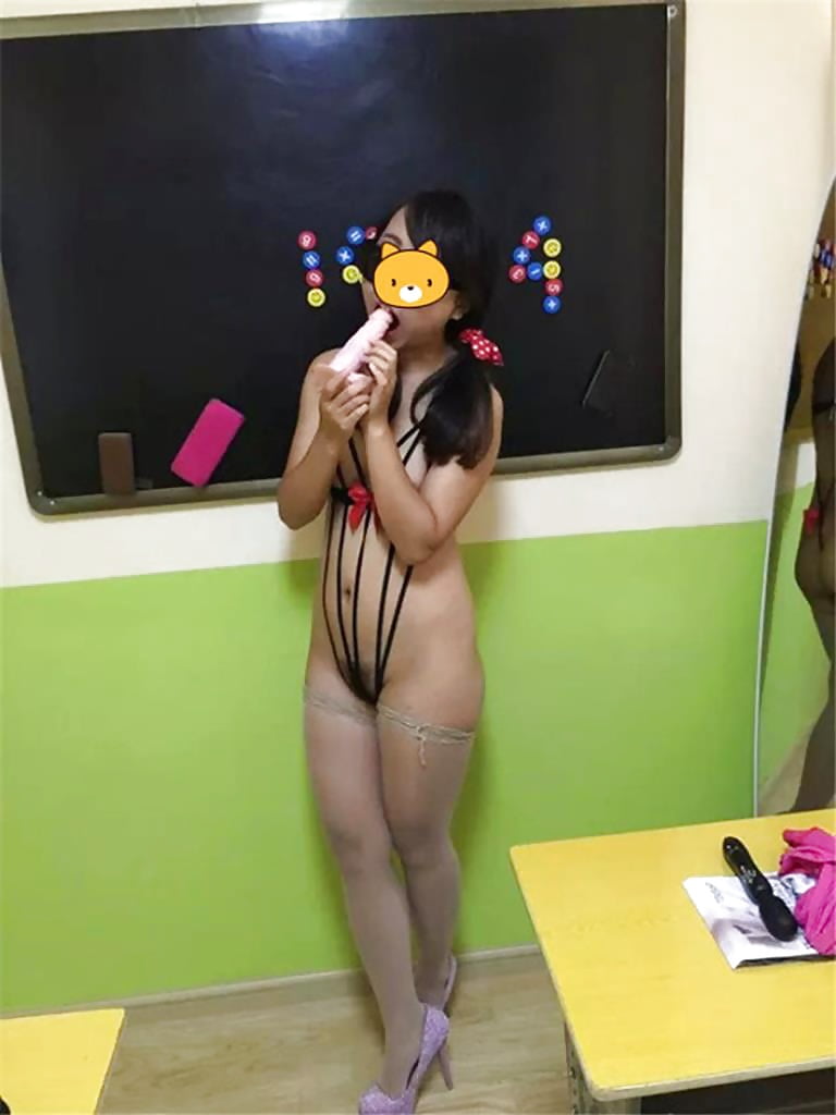 Chinese college girl exposed pict gal