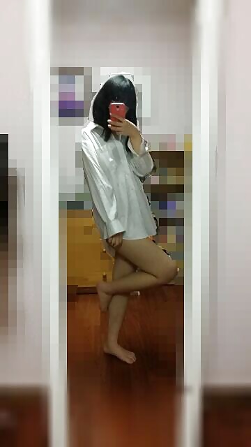 Korean girl takes self pics pict gal