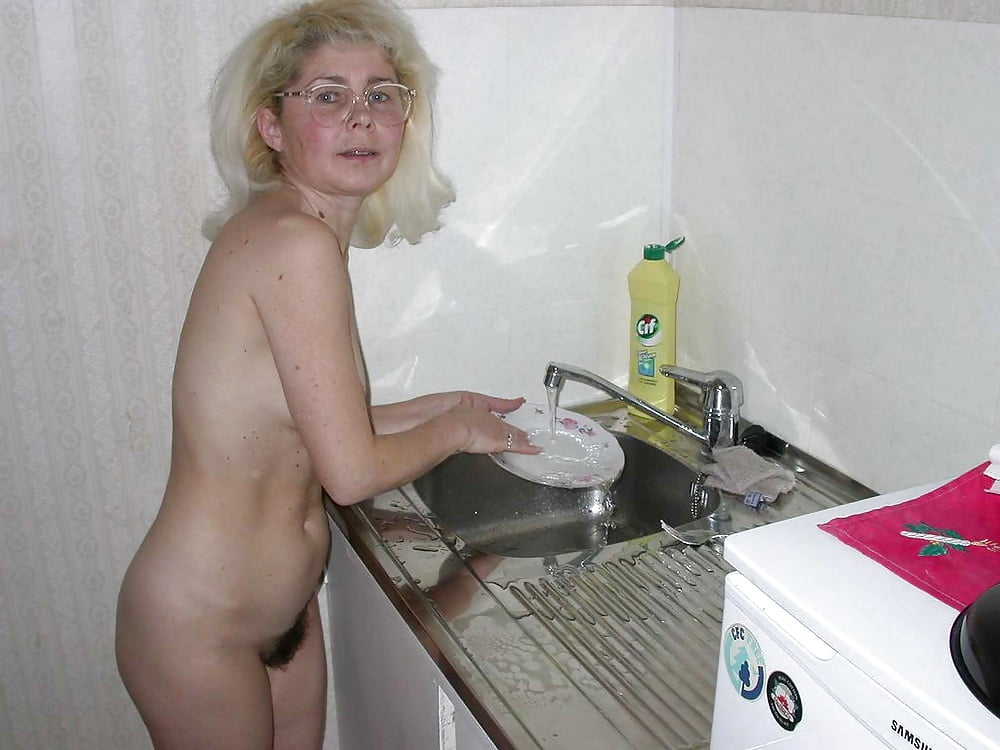 Blonde (?) MILF playing in the kitchen pict gal