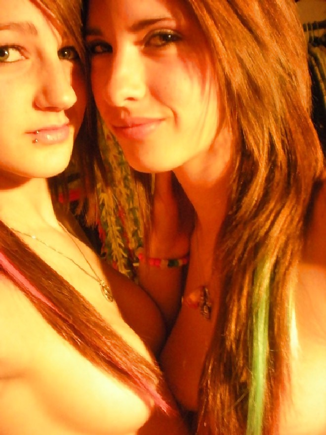 2 HOT TEEN BITCHES (Sisters?) pict gal