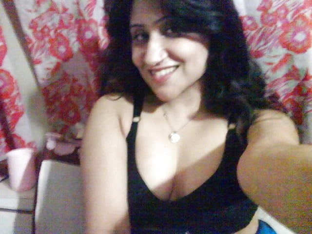 indian girl in her bra showing cleavage boobs and pussy pict gal
