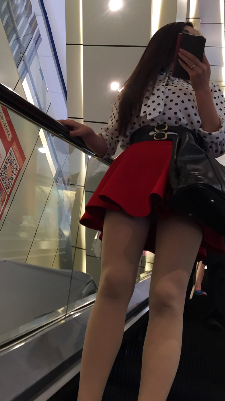 Pretty chinese girl in public pict gal