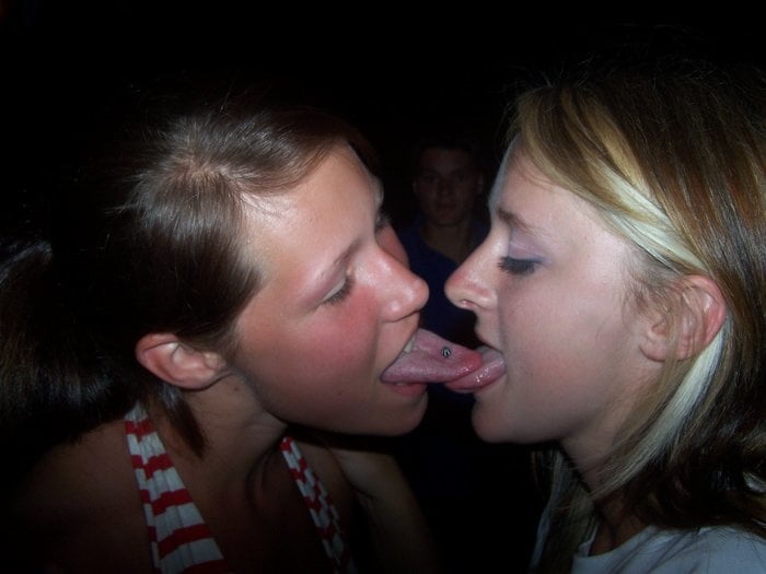 Kissing girls - 40 Photos 